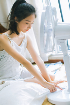 把冰块一块一块的放进冰箱里